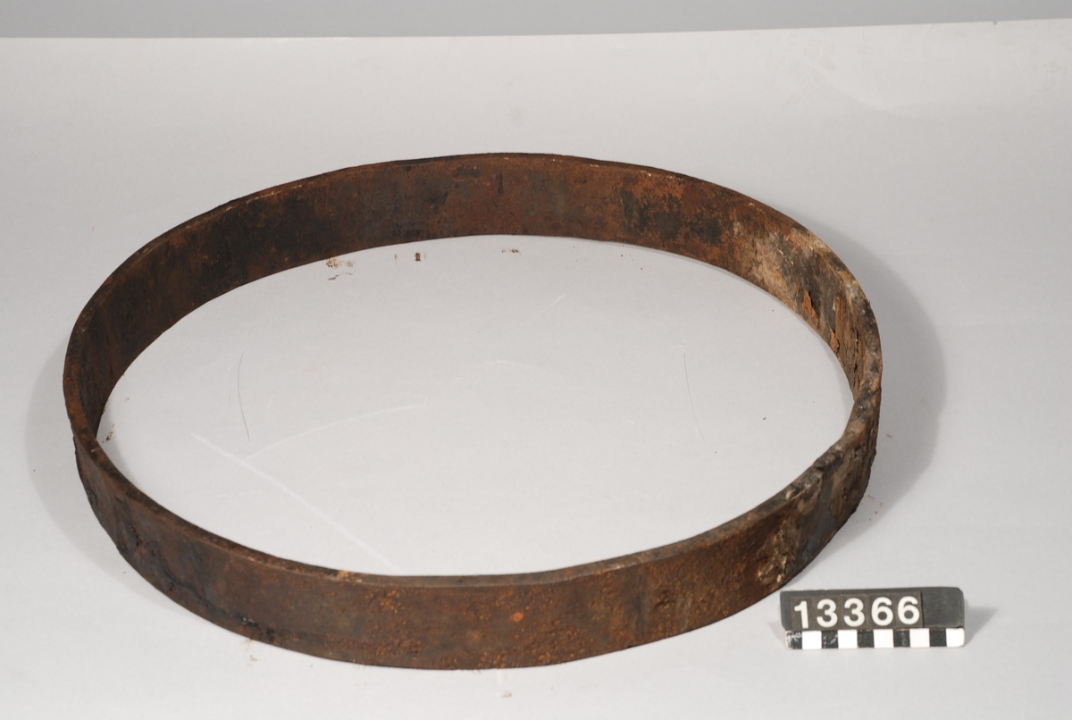 Fyra åttkantiga föremål av stämplat lancashirejärn, till hammarhjulstock. Märkt: DG. Tjocklek: 1/2" tum. Bredd: 1/2 tum. Diameter 830 mm.  Vikt nedan avser var och en av de fyra föremålen.