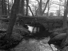 Gammal välvd bro ovanför kyrkan riven 1959.