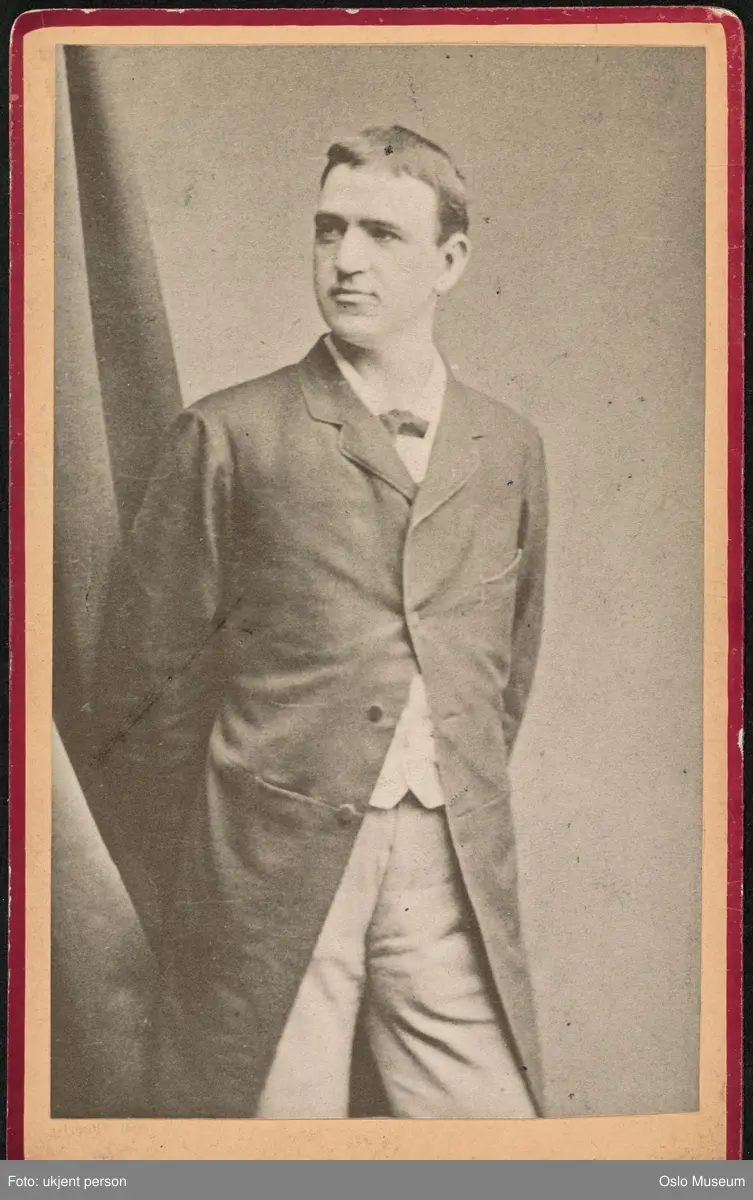 portrett, mann, skuespiller, sceneinstrultør, teaterleder, stående knefigur