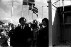 Nuvarande kungen Carl XVI Gustaf inviger Ölandsbron på fastlandet.