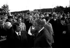 Nuvarande kungen Carl XVI Gustaf inviger Ölandsbron på fastlandet.