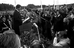 Nuvarande kungen Carl XVI Gustaf inviger Ölandsbron på fastlandssidan.