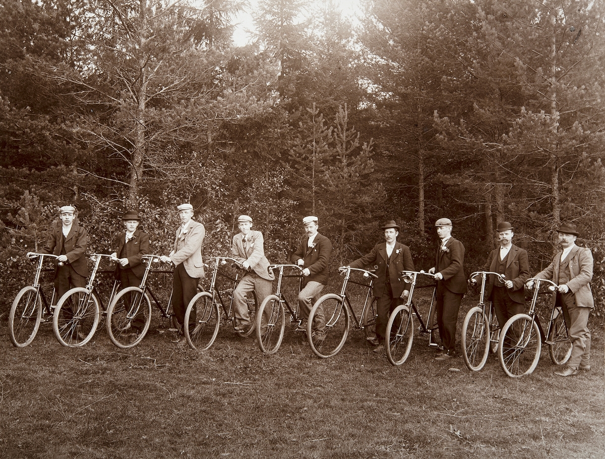 Syklister, Ådalsbruk, Løten. Sykkelen "Norge" produsert ved Aalsvold Cyclefabrik på Aadals Brug. på Ådalsbruk. F.v.  Støperiarbeider Arne Grindstuen( utvandret til USA), Toralv Slaatten( utvandret til USA, Montana og California d. 1962) Mikkel Simensen ( lensmannskontorist i Vang, Ilseng og Løten),  Kristian Johansen, (snekker på Bruket), Theodor Bækkevold, (dreier og sykkelreparatør på Ådalsbruk, egen sykkelfabrikk og verksted i Bekkelaget, Stange fra 1902.)  Karl Herdal ( Gardbruker i Herdal, sto i krambua på Aadals Brug)  Kåre Røne Harilstad(?), ( sto i butikken i Løten Handelsforening, en tid også egen butikk på Bruket. Hultgren (svensk, daglig leder av sykkelfabrikken under Einar Kristensen på Bruket. Helge Uthus (smed på Aadals Brug