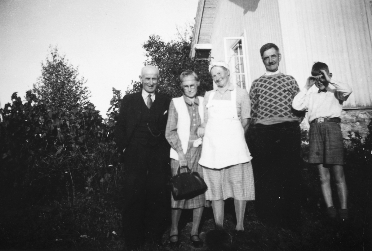 Familiegruppe, Mengsholstuen, f.v. Mathias Christensen Bruvold og kona Agnethe Bruvold f. Mathiasdatter. Karen Olsen, Syver Olsen, ukjent. Agnethe og Karen er søstre, og er født på Mengsholeie. Mathias Christensen Bruvold er født på Tollefsrudhaugen i Ringebu. Syver Olsen var født i Sel, Gudbrandsdalen og kome til Nes etter 1900.