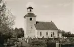 Böda kyrka och del av kyrkogården.