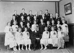 Pastor Sture Wiklund med konfirmandgrupp år 1932