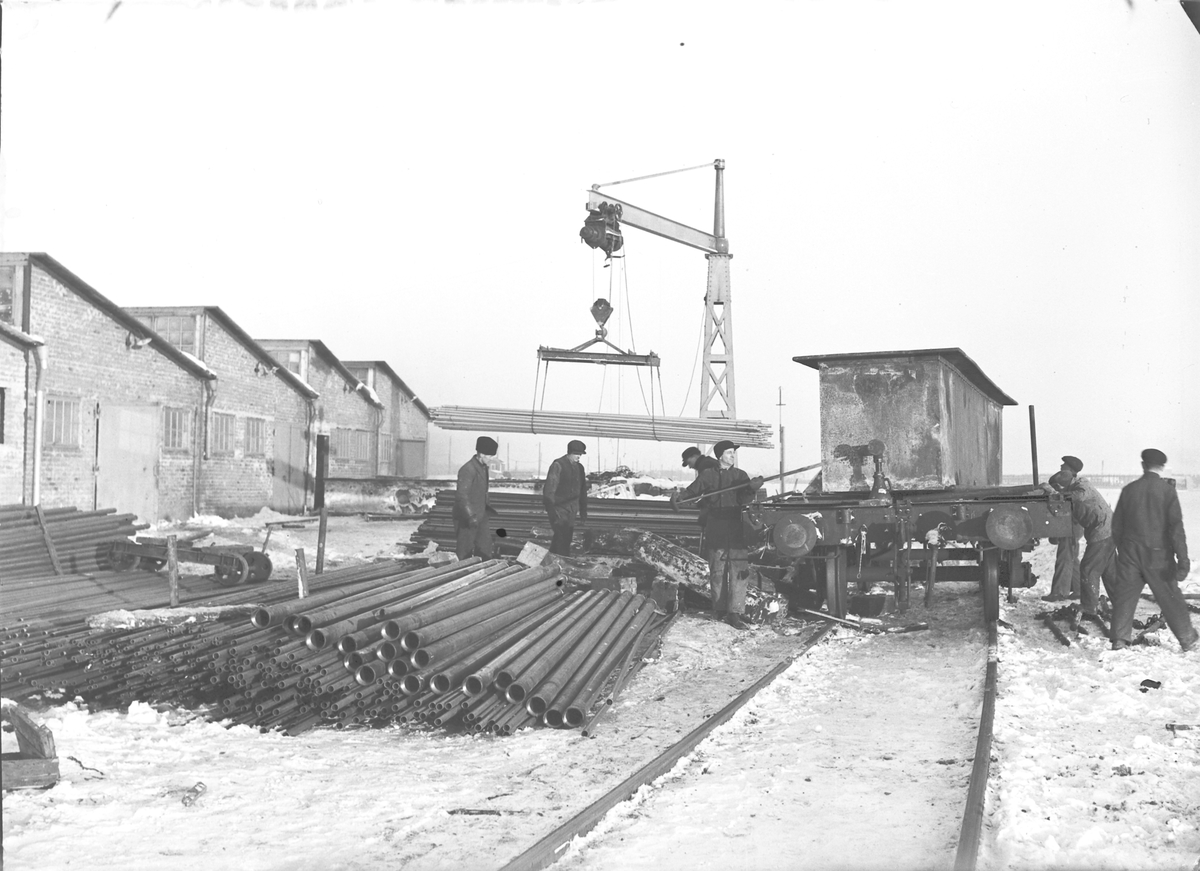 Gävle Galvan. Rör kommer från Sandvik med järnvägen, de lastas av och ska in på varmförzinkning och gängning.