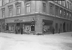 Hallbergs bokhandel
Gustaf Hallberg köpte 1926 Österbergs Bokhandel AB, gav det namnet Hallbergs Bokhandel och flyttade in på Drottninggatan 14.
1938 flyttade företaget in i moderna lokaler på Drottninggatan 18.