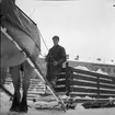 Vintern 1953. Herr Svensson från Smedjegatan 16 a skottar snö på Rådhustorget. Februari 1953