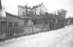 Tullbomsgatan. Den 31 mars 1954. Det höga huset ligger vid Södra Kungsgatan och där fanns ett ölcafé.