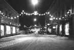 Drottninggatan i belysning

8 december 1937