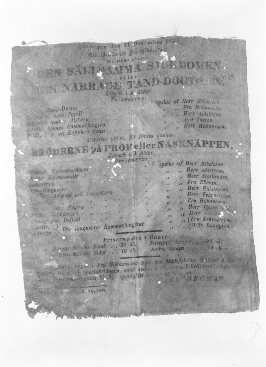 Gefle Dagblad. Teaterprogram från onsdagen den 11 december 1839. Finns i Länsmuseets samlingar Nr 15869
Tryckt på Sidenväv "DEN SÄLLSAMMA SJUKDOMEN" eller
"DEN NARRANDE TAND-DOKTORN" och "BRÖDERNA PÅ PROF eller NÄSKNÄPPEN". (Gåva av Samuel Axel Johansson. Bomhus).