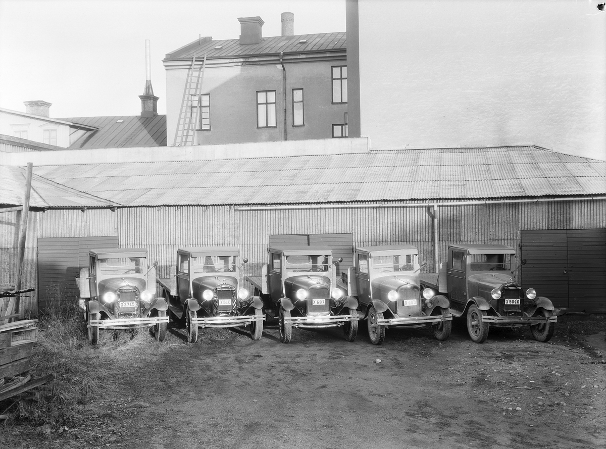 Gävle bilförsäljning AB. Fem Ford AA (troligtvis 1928-1929 års modeller).