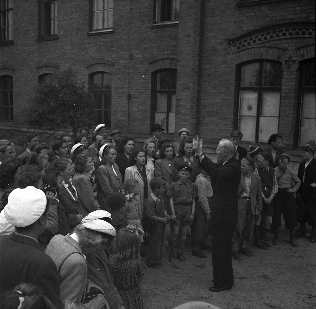 Seminariet examen för folkskollärare. 1947. Beställt av Elisabeth Gustafsson, Hultet Winnerstad, Motala. Åke Edfeldt, Marielund, Gagnef. Kjell Emanuelsson, Box 148, Dorotea. Sven-Eric Lindgren, Storgatan 43, Östersund. Reportage för Norrlands-Posten.
