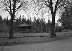 Engesberg lusthus. 1947.En badvik med camping och vandrarhem. Anlades på 1970-talet en fiske-hamn för trålare, i viken ligger ett båtvarv, grundat 1928 av August Wahlström. Engesberg var från mitten av 1800-talet, ett stort lantställe, men köptes 1891 av Gävle stad för att användas som industri-område. Så blev det inte. 1915 flyttades ett upp-fostringshem för pojkar till platsen. Hade startats i Torsåker 1893 och flyttats till Sofiedals herrgård i Valbo 1905. Engesberg blev 1927 ett skyddshem för pojkar och drevs från 1938 av staten under namnet Statens uppfostringsanstalt. År 1949 anlades badet och småstugor sattes upp sedan Gävle stad vägrat uppfostringsanstalten fortsatt arrende.  I herrgårds-byggnaden öppnades 1979 en servicebutik och en servicebutik, i annexet finns våtutrymmen för campare. Engesbergs Restaurang marknadsfördes flitigt i början av 1950-talet. Reportage för Gefle Dagblad.