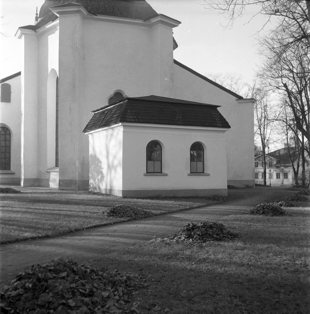 Brändströmska gravkapellet uppfört mellan 1774 - 1789 och är placerad vid Gävle Heliga Trefaldighet kyrka. Foto år 1947.