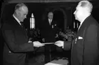 Stadsfullmäktige medaljutdelning. 1948. Första sammanträdet i nya lokaler på stadshuset. Reportage för olika tidningar.