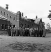 Hälsokursbesök på Vattenverket Helsan. September 1945. Vattenverket Helsan stod färdigt 1898 på Sätra-åsen öster om järnvägsspåren vid Strömsbrovägen, efter byggnadschefen John Ekelunds ritningar. Tidigare har använt ytvatten från Gavleån kunde man nu få grund-vatten från Sätraåsen. Sekelskifteshuset med texten Vattenledningsverk på norra gaveln övergavs när Sätra-verket tog i drift 1960.