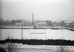 HSB. 1945. HSB en kooperativ bostadsrörelse i Sverige, landets största bostadskooperation för bosparande, planering, finansiering, byggande och förvaltning. Stod tidigare för Hyresgästernas sparkasse-och byggnads-förening, numera används enbart förkortningen. Den första föreningen bildades den 6 juli 1923 i bostads-nödens Stockholm. HSB-föreningarna är sammanslutna till HSB Riksförbund, bildat 1924 på initiativ av arkitekten Sven Wallander. HSB var banbrytande inom en lång rad områden. Bl.a de första daghemmen och de första sopnedkasten. HSB var banbrytande i utvecklingen av boendet. Redan på 1920-talet byggde HSB bostäder med badrum i varje lägenhet och gemensamma tvättstugor med moderna maskiner. För att rationalisera och minska byggkostnaderna infördes en särskild HSB-standard som fick stå modell för svensk standardisering av byggandet. Under efterkrigstiden utvecklade HSB en rad egna industriverksamheter som t. ex ett stenbrott för brytning av marmor i Kolmården och flera snickerifabriker. Dessa verksamheter avvecklades under 1980-talet. Fram till slutet av 1970-talet bedrev HSB småhusproduktion genom Borohus AB och man hade ett eget byggföretag, HSB Bygg AB, som avvecklades i slutet av 1990-talet samt ett vårdföretag Grannskapsservice AB som även det avvecklades i slutet av 1990-talet. HSB Bank som avlöste den gamla sparkassan bildades 1997 och såldes 2002. Bosparandet i HSB förvaltas numera av Swedbank.