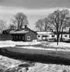 Gävles första daghem. 5 mars 1945 öppnade Stenebergsgården, Brynäs. Första institution för halvöppen barnavård. Verksamheten var uppdelad på en barnträdgård, ett daghem och ett eftermiddagshem.