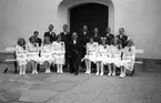 Komminister Eriksson med konfirmander utanför Valbo kyrka. 1946.