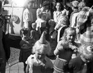 Barnen kommer hem från kolonin i Rörberg. 16 augusti 1947. Reportage för Norrlands-Posten