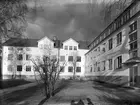 Interiör från Örbyhus syfabrik. Oktober 1944. År 1931 byggdes SABÖ  Syfabriks Aktie Bolaget Örbyhus syfabrik. Syfabriker i Örbyhus och Tierp båda i Uppsala län Tillverkar herr-och gosskläder, damkappor och dräkter samt skiddräkter. Varumärken: SABÖ och ÖRSY.