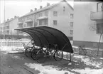 Cykelställ vid Hantverkargatan, Gävle. Hantverkargatan går horisontellt mellan husen. Huset längst till höger har adressen Hantverkargatan 14.
November 1944. Cykel från Jacob Wennberg AB.