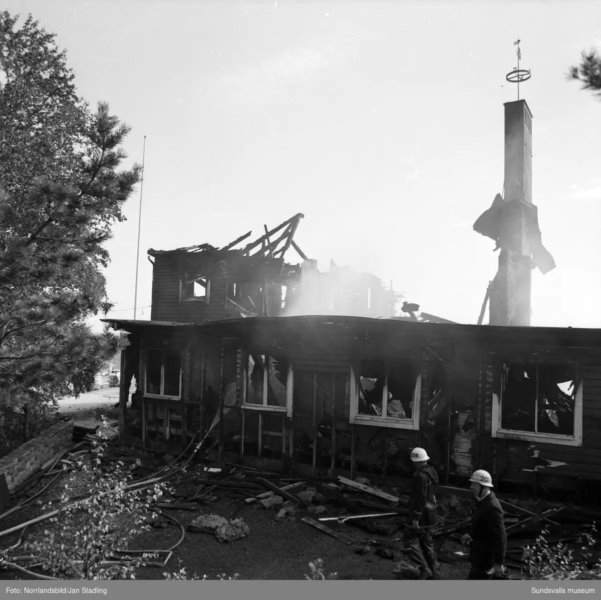 Bildserie på den brandskadade sommarrestaurangen Vindhem dagen efter branden som upptäcktes 03.53 en natt i augusti 1979.