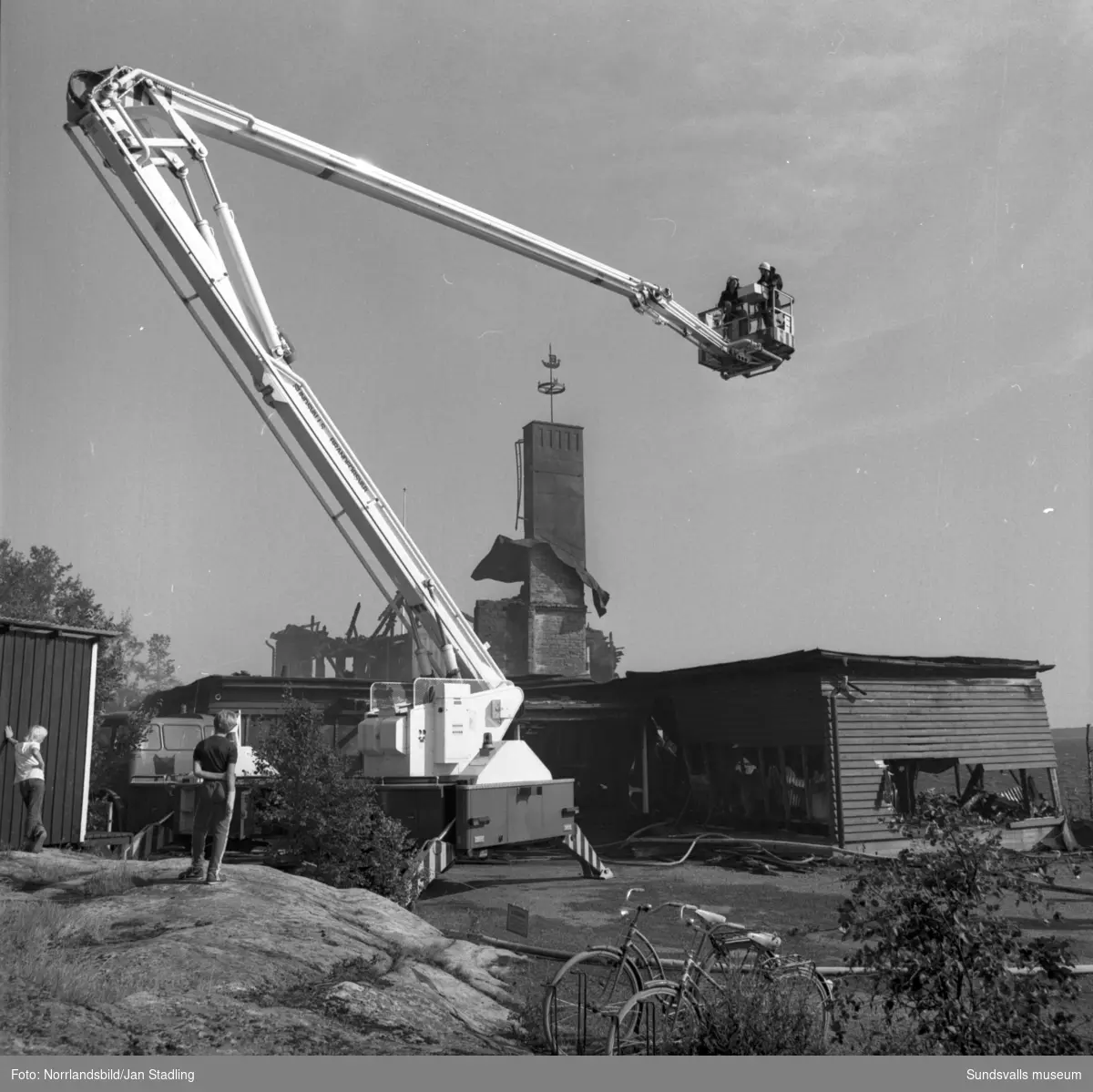 Bildserie på den brandskadade sommarrestaurangen Vindhem dagen efter branden som upptäcktes 03.53 en natt i augusti 1979.