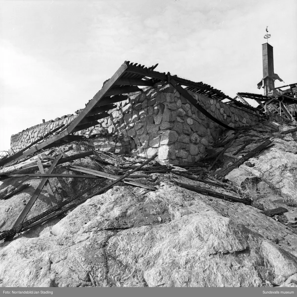 Bildserie på den brandskadade sommarrestaurangen Vindhem dagen efter branden som upptäcktes 03.53 en natt i augusti 1979.