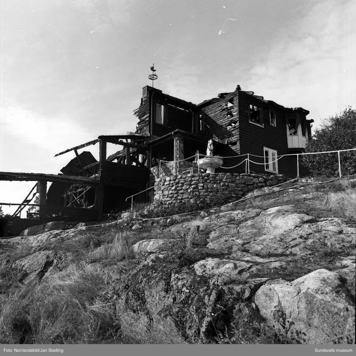 Bildserie på den brandskadade sommarrestaurangen Vindhem dagen efter branden som upptäcktes 03.53 en natt i augusti 1979.