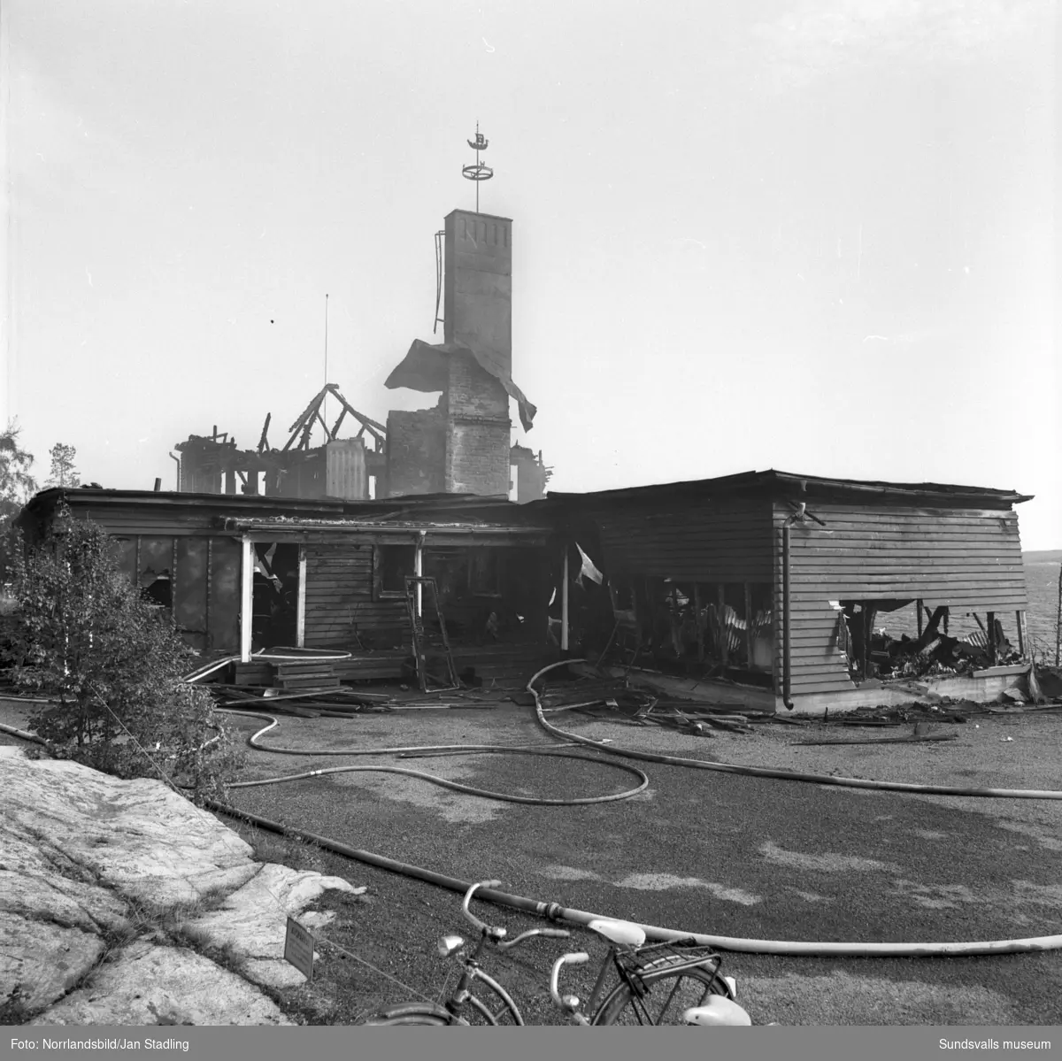 Bildserie på den brandskadade sommarrestaurangen Vindhem dagen efter branden som upptäcktes 03.53 en natt i augusti 1979.