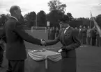 Riksidrottsförbundets medaljutdelning på Strömvallen.     7 juni 1953.