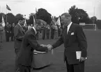 Riksidrottsförbundets medaljutdelning på Strömvallen.     7 juni 1953.