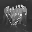 Skutskär IF-bandy. Den 24 november 1953. Trea från vänster Åkerlind och sexa från vänster Sture Strand