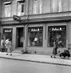 John A. Sundqvist, Drottninggatan 26. Klädaffär med skyltfönster. 1953.