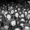 Ishockeyutsändning från Stortorget, publikbild. 9 februari 1954.