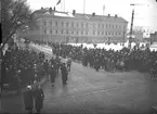 Konsum Alfa Varuhuset i korsningen Norra Kungsgatan och Drottninggatan. Försvarslåns - barometern.
Tävling mellan Uppsala och Gävle. 24 februari 1941.