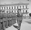 Avslutande dagar på utställningen 1946. Kungen inspekterar framför Centralstationen. Med anledning av Gävle stads 500-årsjubileum