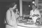 Provsmakning på Folkets Hus för Konsum Alfa. Den 29 september 1949. Inger Löfberg t v.