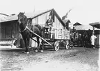 Hästar och vagnar utanför Gefle Porslinsbruk.