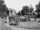 Okänd familj i trädgården