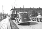 Trafik på svängbron. En 1938 Dodge D8, droskägare Rudolf Forsell i Gävle.