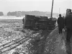 Foto av havererad strömmingsbil

Maj 1939