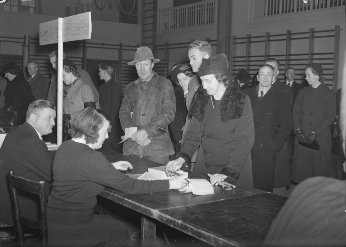 Ransoneringskorten delas ut
Vasaskolans gymnastiksal
December 1939