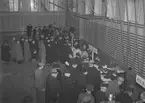 Ransoneringskorten delas ut
Vasaskolans gymnastiksal
December 1939