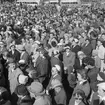 Hattparad på Nygatan. Publik samlad på Stortorget.     23 maj 1954.