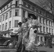 Hattparad på Nygatan 23 maj 1954. Kvinnan i mitten är Inez Ridderström. Hon var modist med egen affär i Gävle. Ridderströms mode som låg på en tvärgata till Nygatan på 1950-talet.