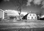 Söderhjelmska gården, omkring 1950-1955. Det nybyggda hyreshuset med balkonger på Övre Bergsgatan, Gävle.